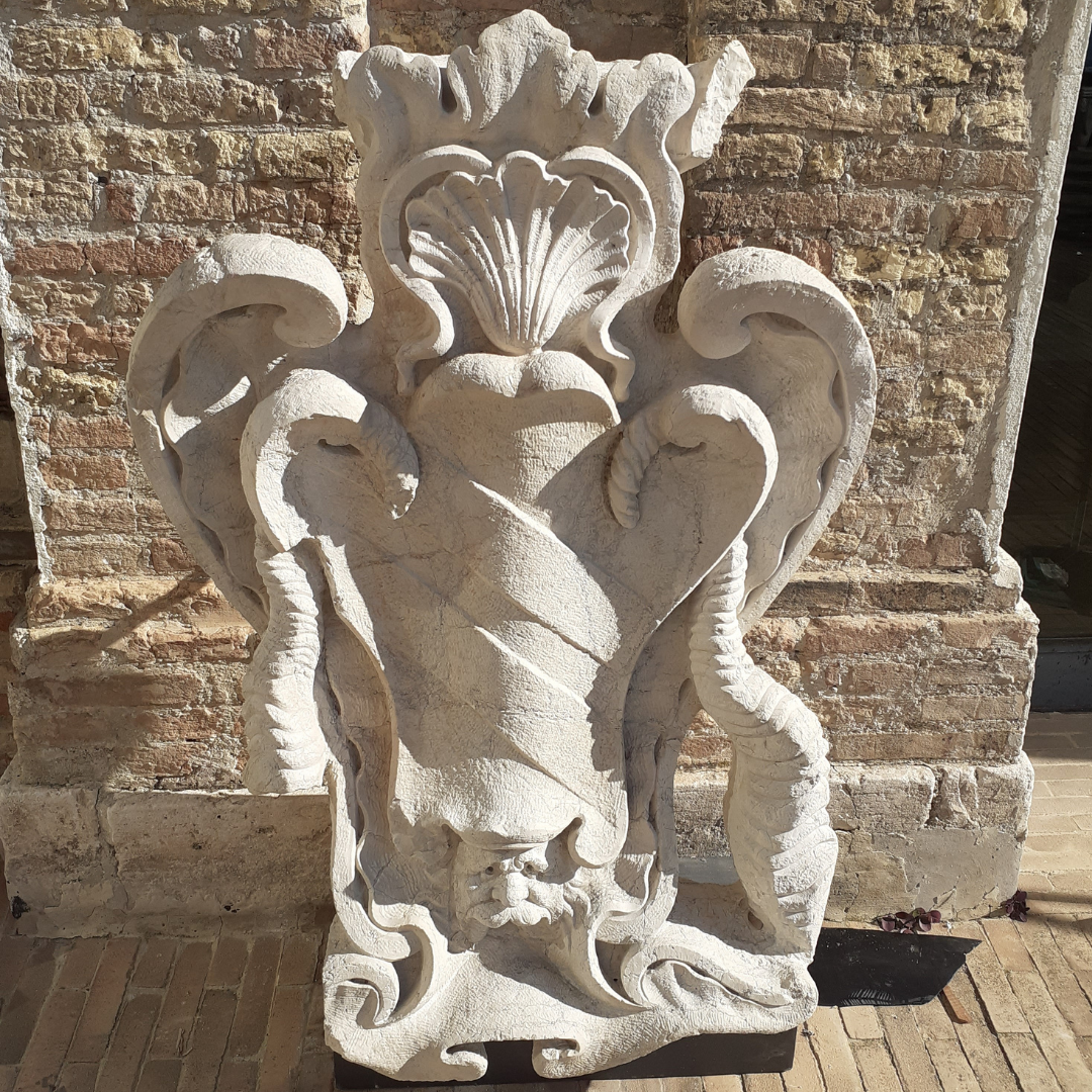 Dopo importante intervento di restauro lo stemma della famiglia Ferretti ritorna nel palazzo di Ancona sede del Museo Archeologico Nazionale delle Marche (MAN Marche).